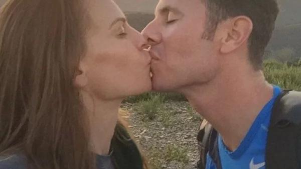 Хилари Суонк се сгоди