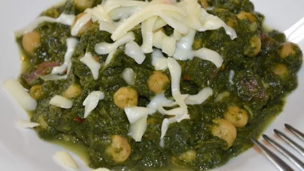 Пикантен спанак с нахут