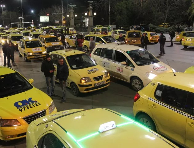 Таксиджиите в Пловдив протестират заради увеличения данък