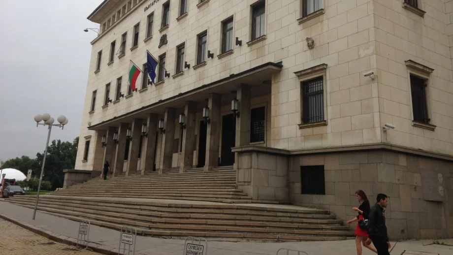 Домакинства и фирми продължават да трупат пари за черни дни 