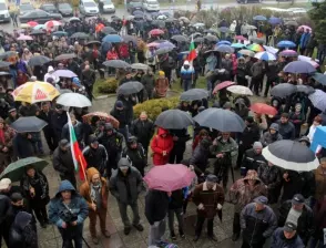 Жителите на с. Лозен на протест заради ферма за ларви