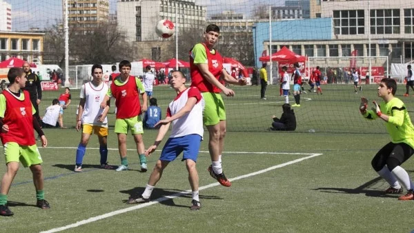 16 отбора се класираха на зонален полуфинал за "Купата на Coca-Cola: Движи се!" в София