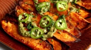 Печен сладък картоф с пикантен сос