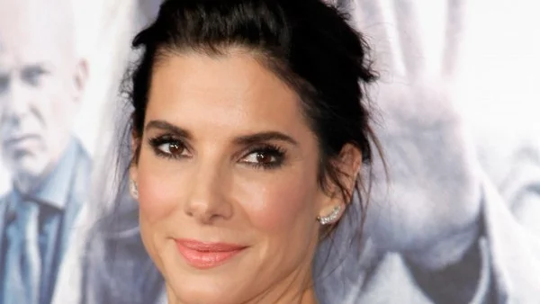 Сандра Бълок помага на пострадали животни от калифорнийските пожари