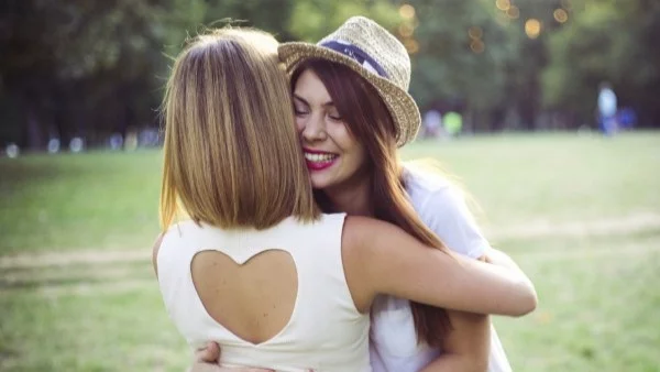 За приятелите, които винаги ни пазят гърба