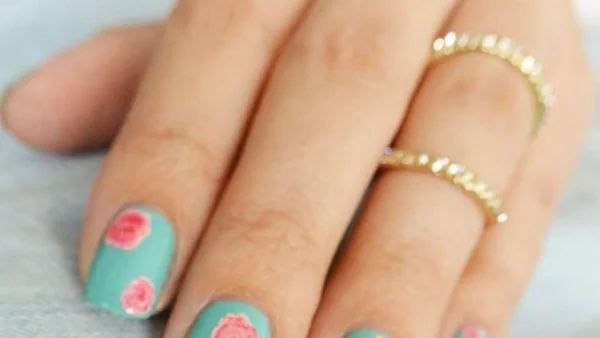 Как да си направим свеж флорален маникюр