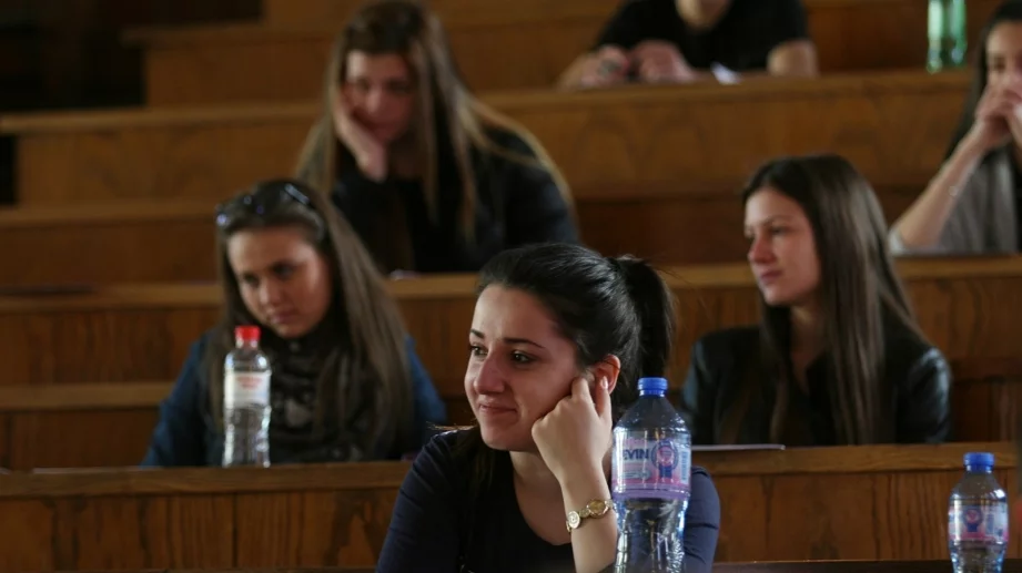 КЗП предотвратила опити за измами с пакети за студентския празник