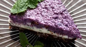 Веган торта с боровинки и кокос