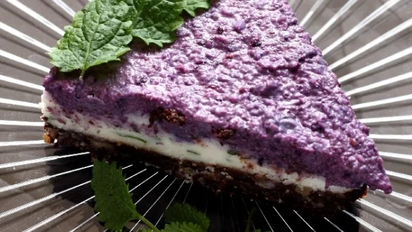 Веган торта с боровинки и кокос