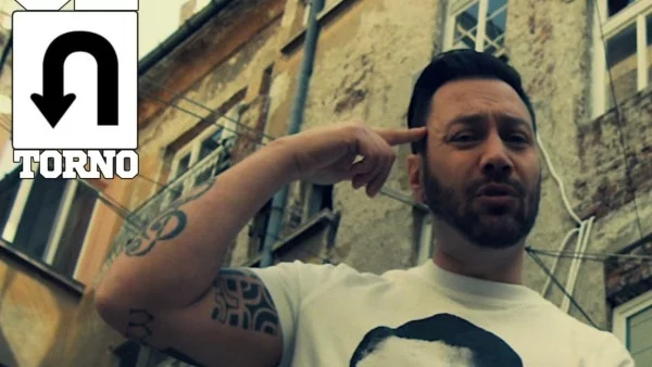 Лео с първа песен на италиански