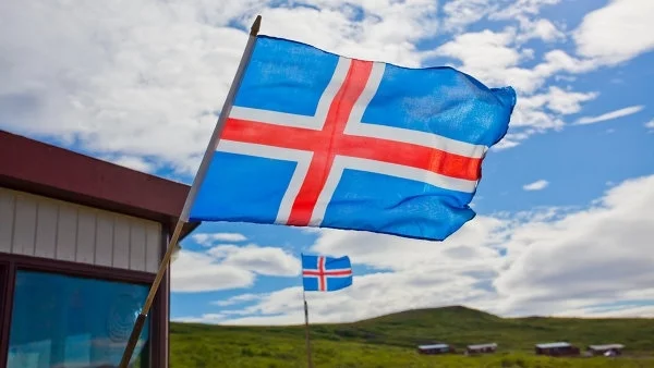 Исландия задължи бизнеса да доказва, че плаща еднакво на всички служители