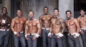 Chippendales се снимат с всяка дама на шоуто им