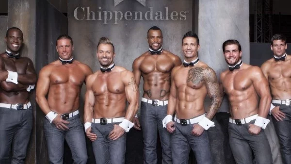 Chippendales се снимат с всяка дама на шоуто им