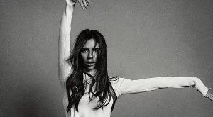 Виктория Бекъм засне драматична фотосесия