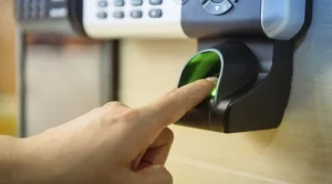 Директори на болници се надяват пръстовите отпечатъци да отпаднат