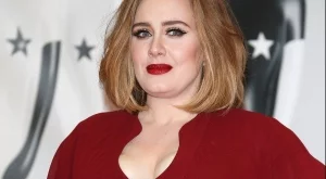 Болната Адел се показа без грим