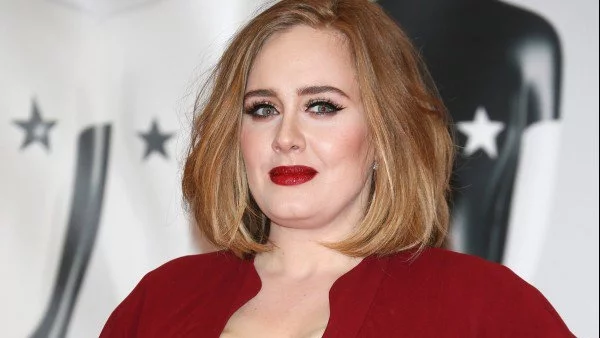 Болната Адел се показа без грим