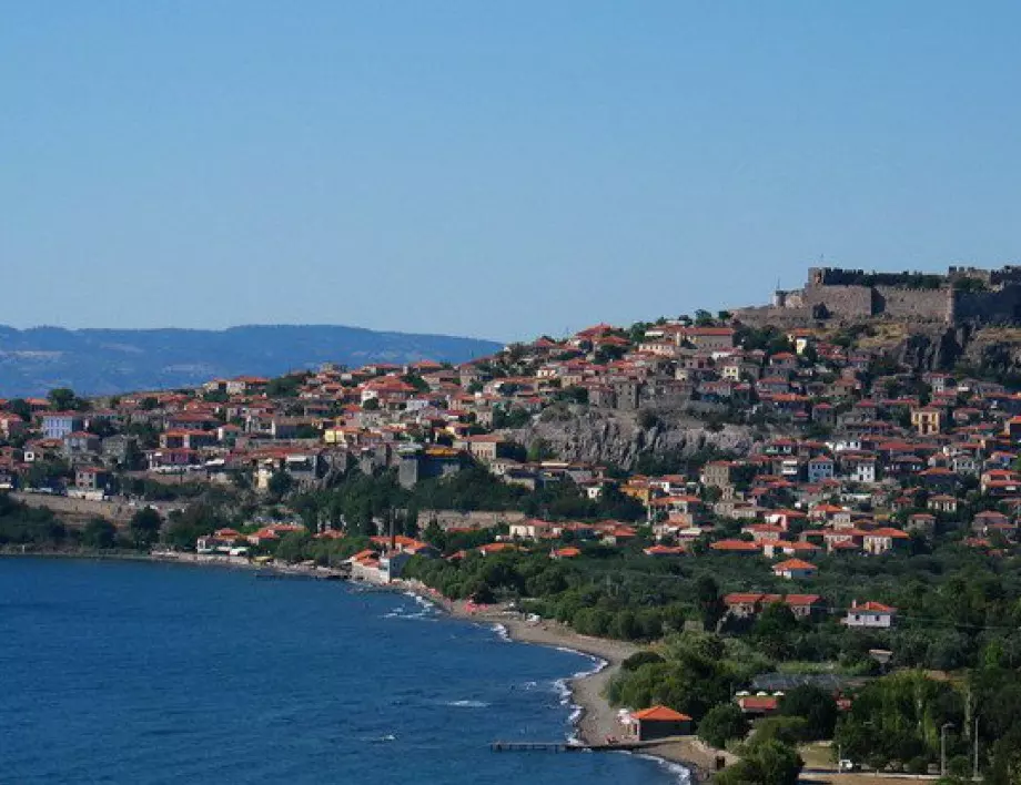 Частично евакуираха мигрантите от лагера „Мория” заради пожари