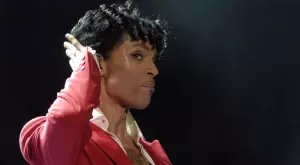 Американски щат с лилави пътни знаци в чест на Prince