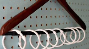 Как да използваме халките от завесите за баня