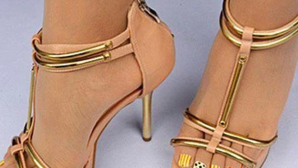 Бихте ли носили: Чорапи с лакирани нокти?