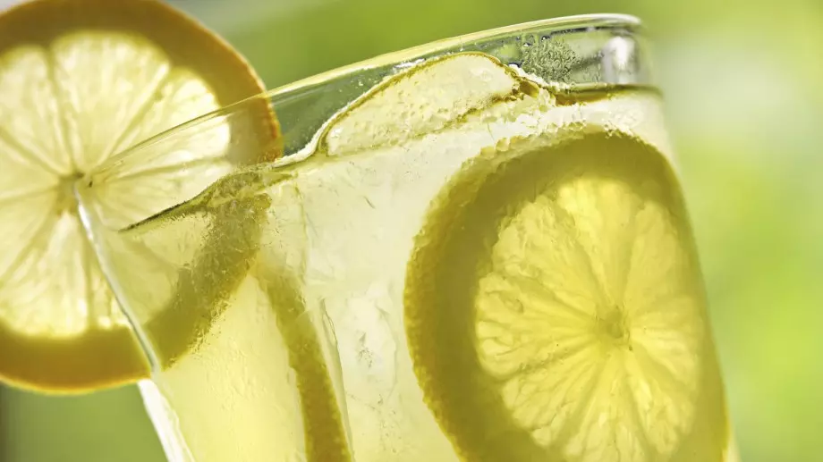 Домашна лимонада с джинджифил, мед и лимон