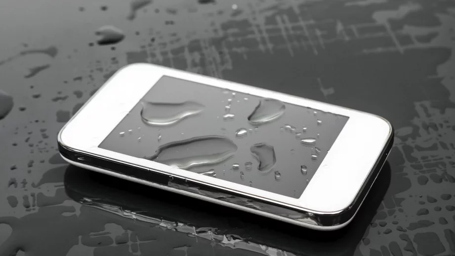 Какво да направите, ако смартфонът ви се намокри 