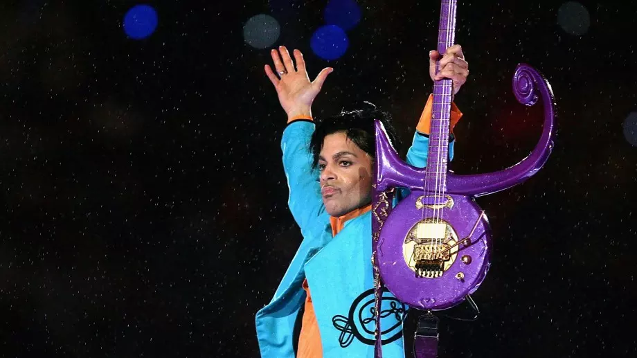 Емблематични дрехи на Prince отиват да търг (ВИДЕО)