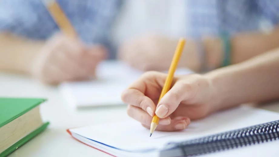 Минималната учителска заплата става 760 лв. 