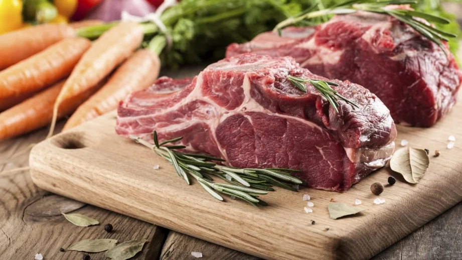 Забраняват вноса на храни със свинско месо у нас 