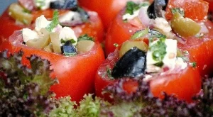 Пълнени домати с маслини и сирене