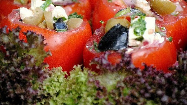Пълнени домати с маслини и сирене