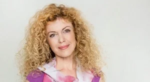 Елегантен шал в помощ на битката с рака на гърдата