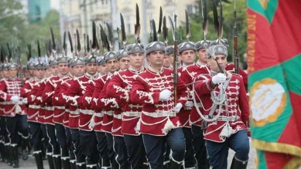 Какво видяха присъстващите на военния парад в София (СНИМКИ)