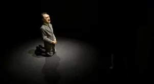 Статуя на коленичилия Хитлер бе продадена за рекордна сума 