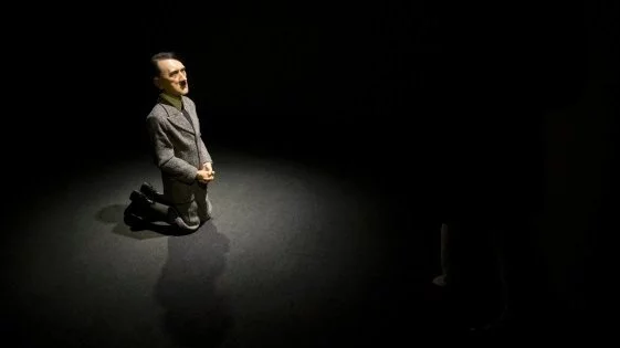 Статуя на коленичилия Хитлер бе продадена за рекордна сума