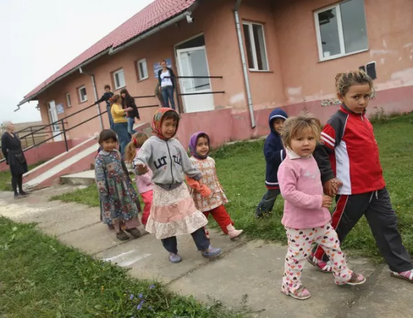 С моркова и тоягата: Как България се опитва да върне ромите в клас?