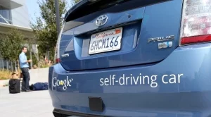 Google ще плаща на хора да ползват нейните самоуправляващи се коли