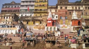 Индийски диамантен бос раздава автомобили и апартаменти на служителите си