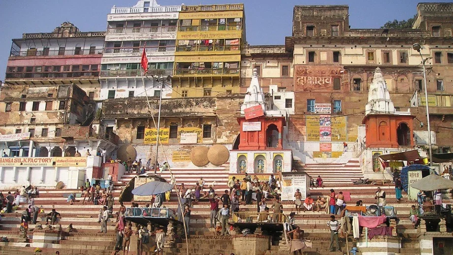 Индийски диамантен бос раздава автомобили и апартаменти на служителите си