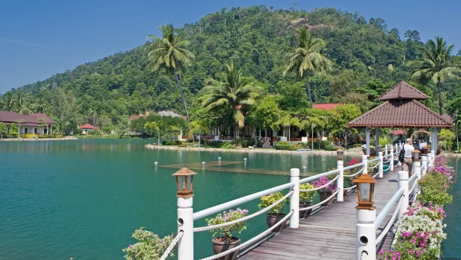 Тайланд спира да допуска туристи до един от популярните си острови