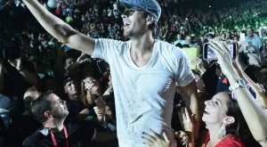 Беквокалистка на Енрике Иглесиас за пребития му китарист в София