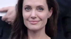 Ето къде Джоли посрещна 2017