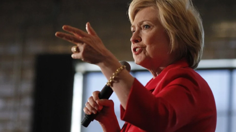 Клинтън обеща да направи икономиката свой приоритет 