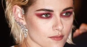 Кристен Стюарт с кофти грим в Кан