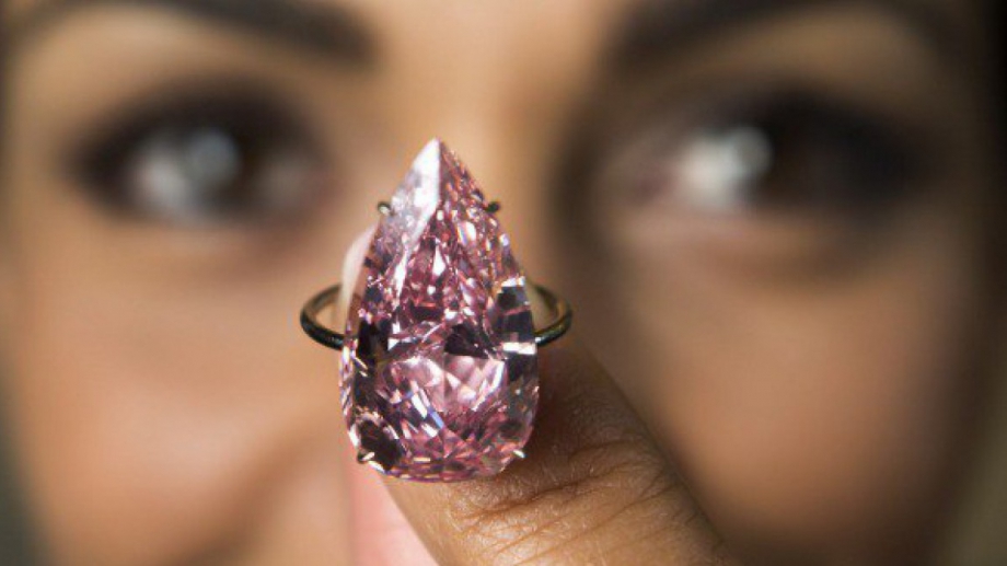 Рядък 15 81 каратов розово лилав диамант счупи рекорда от близо 24 милиона