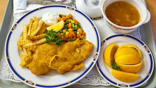 С какво хранят пациентите в болниците по света (снимки) 