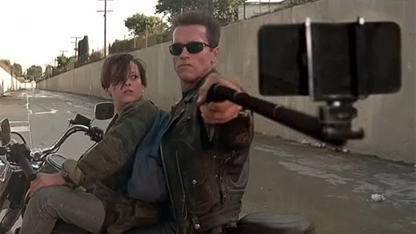 Ако героите от любимите ни филми предпочитаха селфитата пред оръжията (снимки)