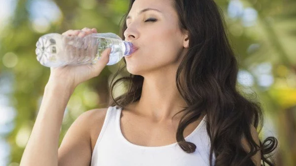 Разлики между изворна и трапезна вода