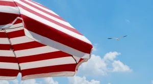 На плаж в Черноморец искат 40 лева за чадър и два шезлонга